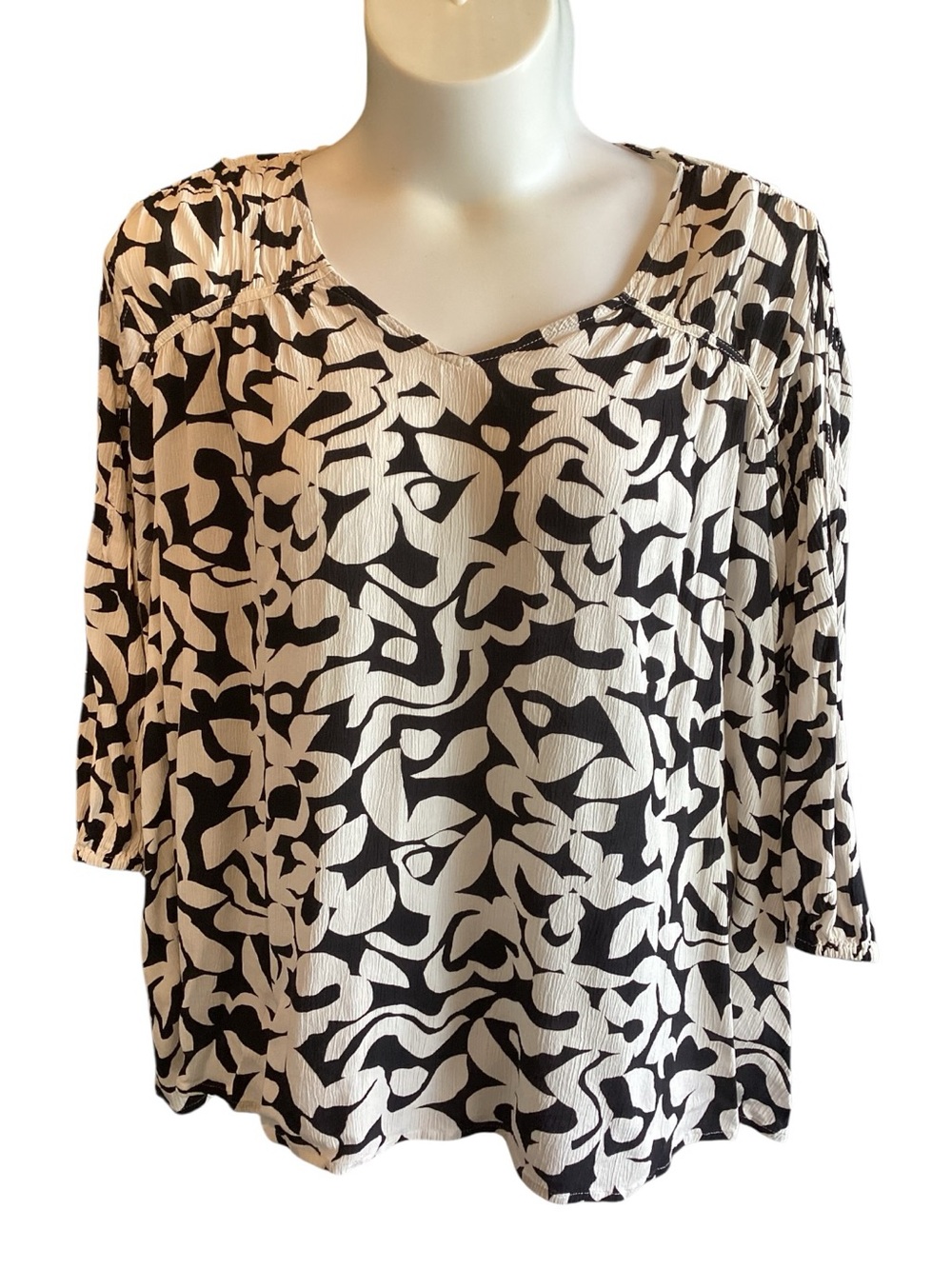 Terra & Sky Plus Size 4X Black and Cream Abstract V-Neck Plus-Size Blouse - Picture 4 of 8